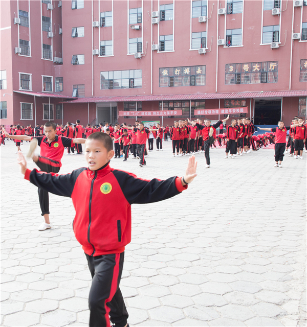 別讓填鴨式的學(xué)習(xí)逼孩子走上網(wǎng)癮路